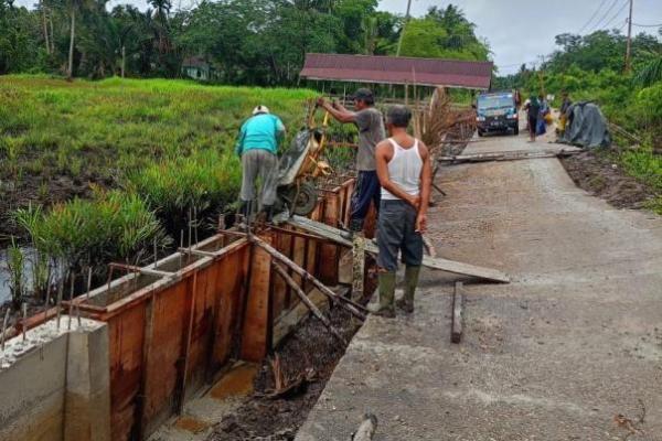 Di Tengah Defisit, Gubri Tetap Prioritaskan Perbaikan Infrastruktur