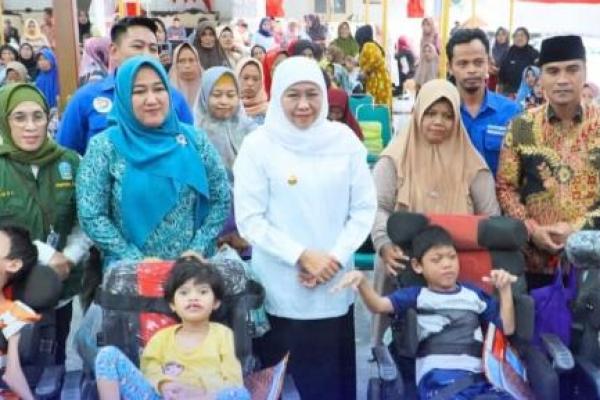 Tekan Kemiskinan Ekstrem, Gubernur Jatim Salurkan Bansos di Bangkalan