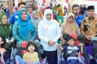 Tekan Kemiskinan Ekstrem, Gubernur Jatim Salurkan Bansos di Bangkalan