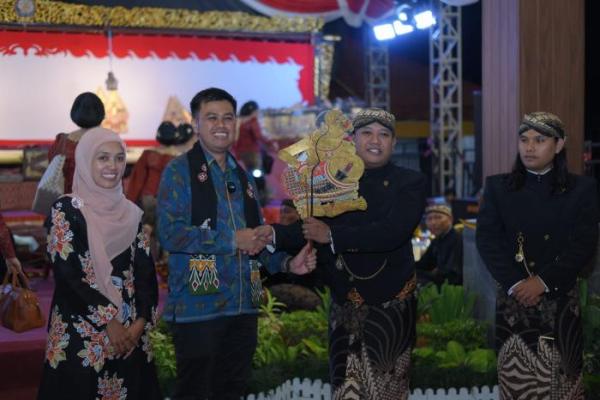 Wali Kota Blitar Ajak Warga Lestarikan Sejarah dalam Gelaran Wayang Kulit di Bendogerit