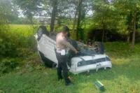 Porsche Hantam Toyota Rush Hingga Terbalik di Parit Tol Sidoarjo