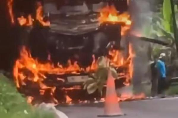Diduga Korsleting, Bus Pahala Kencana Hangus Terbakar di Bangkalan