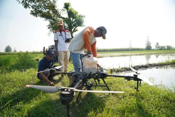 Tanggap Banjir Sawah, Mas Dhito Salurkan Bantuan untuk Petani Merjoyo