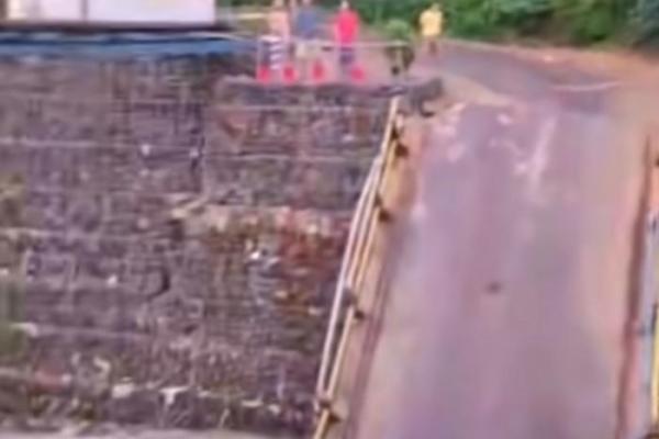 Pesisir Selatan Trenggalek Diterjang Banjir, Jembatan Putus