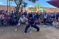 Tarik Perhatian Wisatawan Asing, Idul Adha Di Banyuwangi Diwarnai Tradisi Mencak Sumping