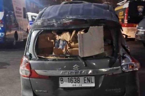 Mobil Bermuatan Rokok Ilegal Tabrak Rumah Usai Dikejar Polisi di Bangkalan