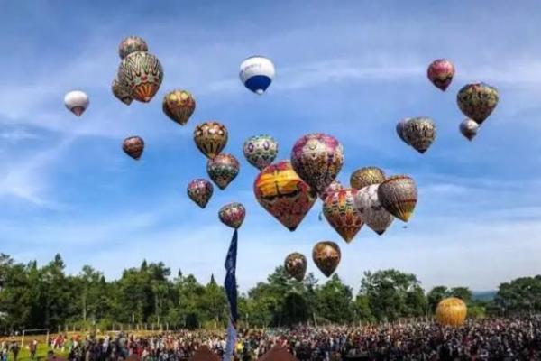 19 Tim Luar Kota Meriahkan Festival Balon Udara Perdana di Tulungagung