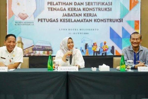 Wali Kota Mojokerto Soroti Pentingnya Outcome Nyata Pekerja Konstruksi