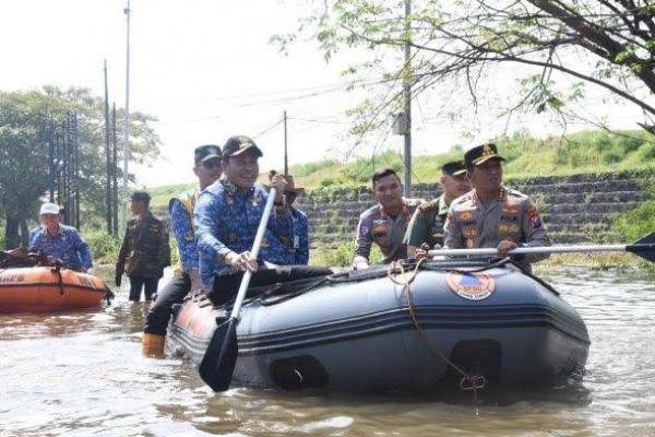Bupati Sidoarjo Tinjau Lokasi Banjir Porong, Usulkan Peninggian Jalan Nasional