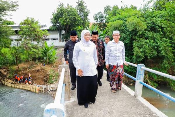 Gubernur Jatim Tinjau Pembangunan Jembatan Akses Pendidikan di Probolinggo