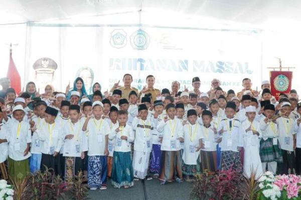 Khitan Ceria di Lamongan, Anak-anak Pulang Bawa Hadiah