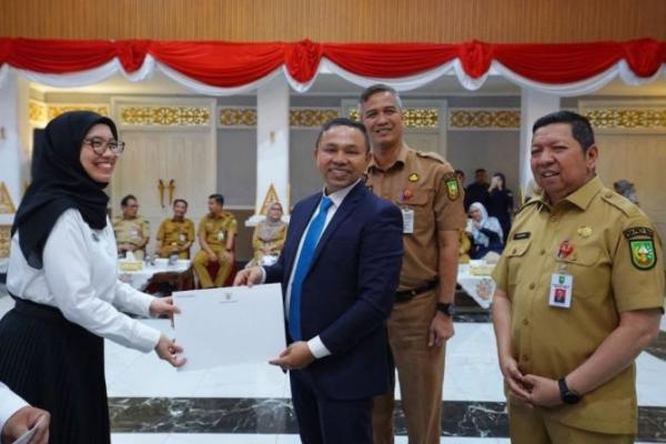 Gubernur Abdul Wahid Serahkan SK CPNS Pemprov Riau