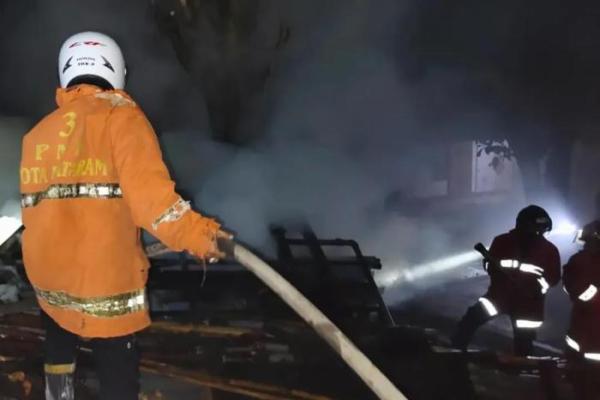 Si Jago Merah Lalap Habis Belasan Rumah Warga Di Bima, NTB