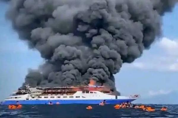 TNI AL Pastikan Seluruh Penumpang Kapal KM Barcelona V Sudah Dievakuasi