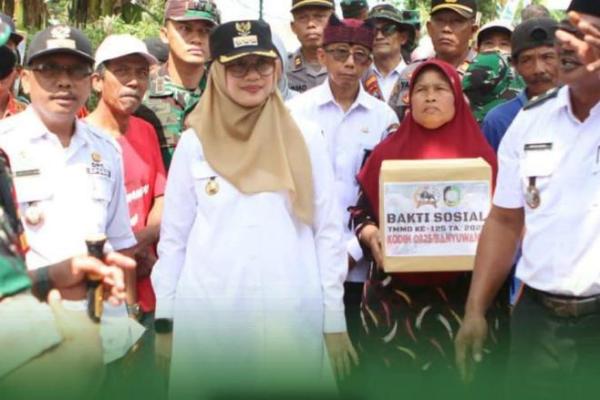 Dukung Pemerataan Pembangunan Desa, Bupati Ipuk Bersama TNI Buka Program TMMD