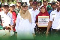 Dukung Pemerataan Pembangunan Desa, Bupati Ipuk Bersama TNI Buka Program TMMD