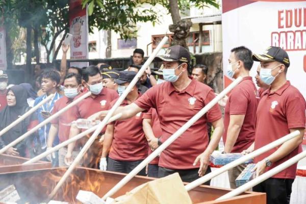 506 Ribu Rokok dan Mihol Ilegal Dimusnahkan di Lamongan