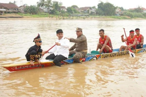 Gubernur Riau dan Dikha Mendayung Jalur di Batang Kuantan, Warga Bersorak Riuh