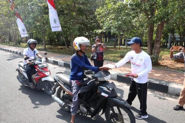 Pemkab Bangkalan Bagikan 1.000 Bendera Merah Putih Sambut HUT ke-80 RI
