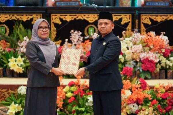 Pemprov Riau Serahkan Dokumen Ranperda RPJMD ke DPRD