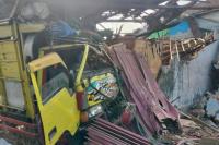 Showroom Mebel di Jombang Ambruk Diseruduk Truk