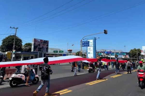 Demo Sopir di Pelabuhan Ketapang, Kain Merah Putih 500 Meter Jadi Simbol Protes Kemacetan