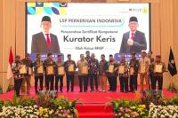14 Tokoh Senior Perkerisan Terima Sertifikat Kompetensi Kurator Keris dari BNSP