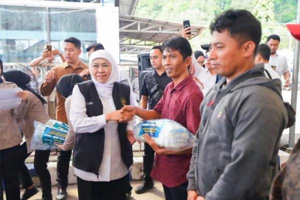Gubernur Khofifah Kucurkan Bantuan Khusus untuk Nelayan Pacitan