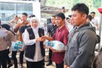 Gubernur Khofifah Kucurkan Bantuan Khusus untuk Nelayan Pacitan