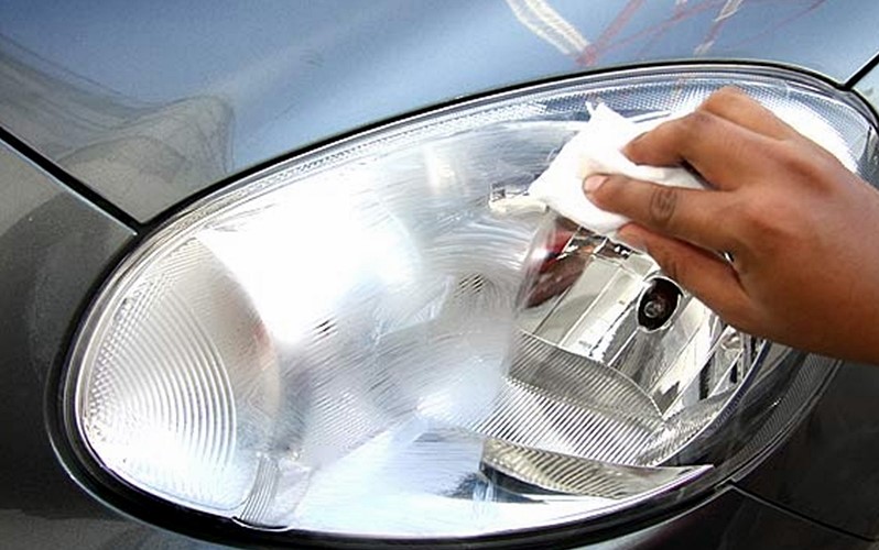 Jangan Coba-coba Bersihkan Head Lamp Mobil Pakai Pasta Gigi